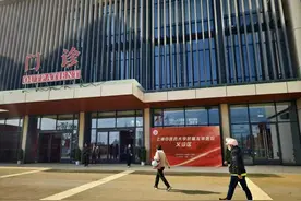 “咳咳咳…”50多岁患者咳嗽半个多月，查出支原体肺炎！专家支招如何防治咳嗽 | 魔都换季·医院门急诊直击图片