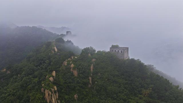 河北遵化：烟雨长城美如画