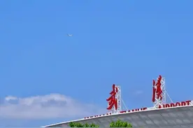 越来越多珠三角、长三角货物选择从汉出海，武汉通达全球按下“快进键”图片