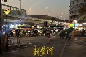 小区广场“夜市”被取消后，商户摊位费未退，名泉春晓南方物业回应 | 新黄河追踪图片
