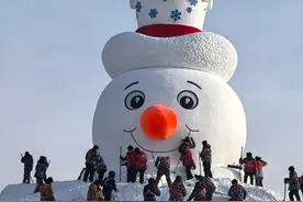 对话哈尔滨大雪人设计师：半年前就开始设计，人造雪堆成，雕刻仅花3天，能保存2个月图片