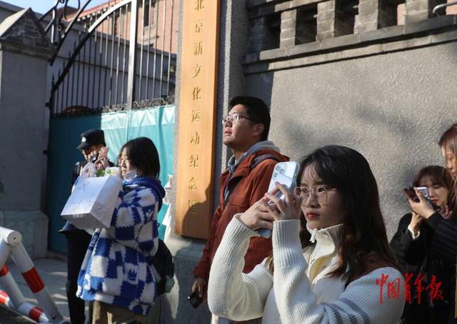 北京：年轻人在五四大街定格“秋天的童话”