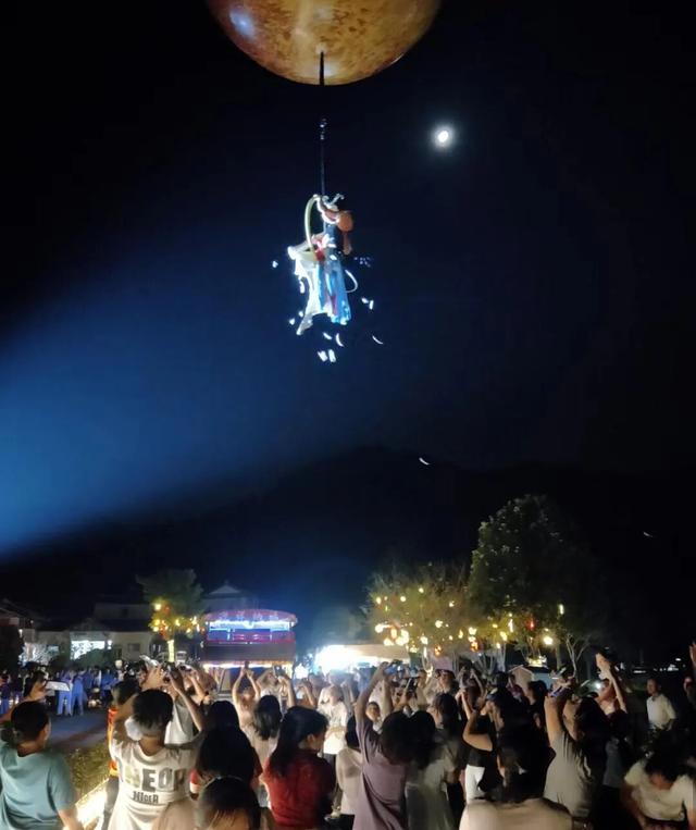 昨晚土楼奇妙夜人潮涌动！来华安，免费玩