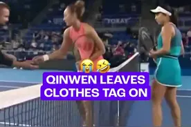有趣，郑钦文上场后忘记摘下衣服吊牌，对手内岛萌夏善意提醒图片
