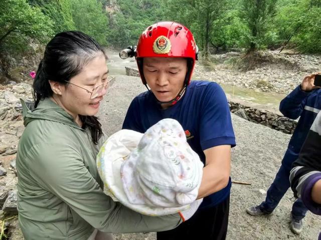消防员抱婴儿一分钟过绝壁