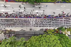 上千对双胞胎齐聚云南墨江 共赴双胞胎风情大巡游图片