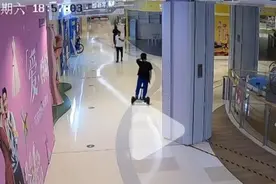 65岁老人商场内与骑平衡车男孩相撞骨折，男孩家属：商场也应负责图片