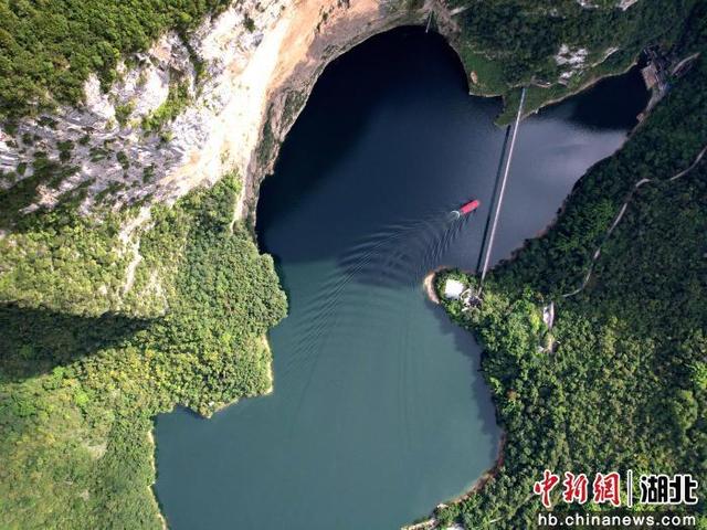 湖北建始：秋日蝴蝶崖山水相映成画