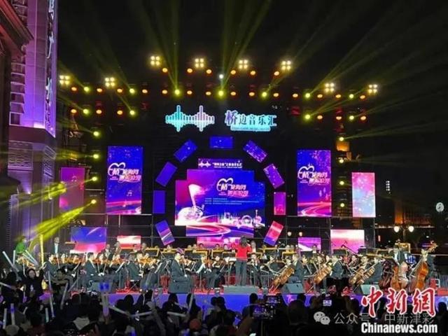 人这一辈子，一定要来天津听一场桥边音乐会！