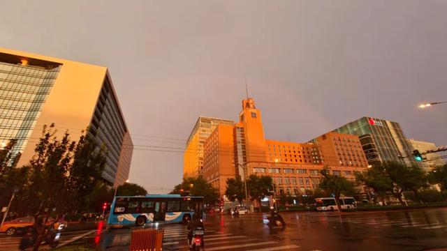 超多美图刷爆朋友圈！北京雨后出现壮美双彩虹奇观