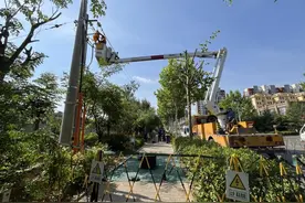 一线探访|10kv高压线上披挂上阵，带电作业为居民家中送去清凉，作业一小时全身被汗水浸透图片