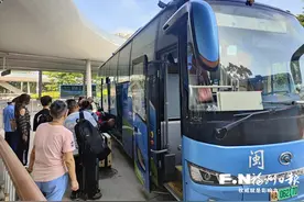 公交企业专车接送高校新生入学图片