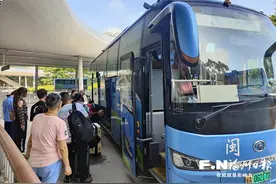 公交企业专车接送高校新生入学图片