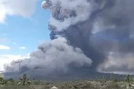 印尼火山喷发！中国游客滞留：回国航班取消，船票坐地起价​图片