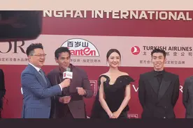 《狗阵》剧组亮相上影节红毯，主演彭于晏：已收养动物演员小辛，它在家里睡床、很有话语权图片