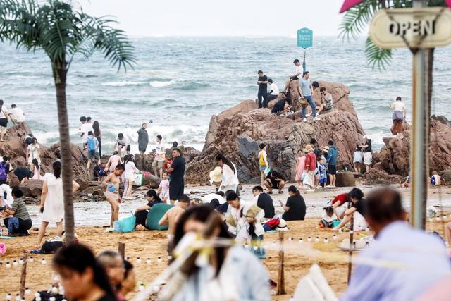 海边纳凉人气旺