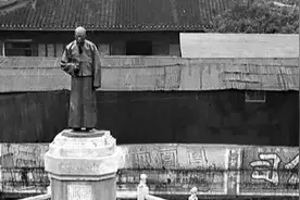 豫园湖心亭畔，曾有一座铜像图片