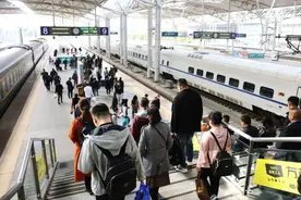 长春站自10月11日零时起实行新运行图图片