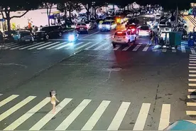 女童深夜独自出门找爸爸，民警给她穿上警服保暖图片