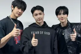 张艺兴现身SM 30周年演唱会！「合体EXO队友」喊：We are one图片