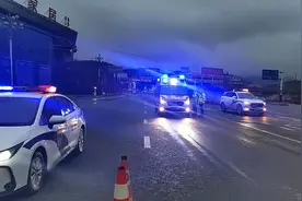 三地交警联动接力，护送危重伤者转院图片