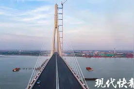 常泰长江大桥钢桥面主体铺装完成，预计2025年上半年基本建成图片