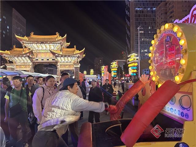 老地标有了新表达！WOW汉堡巡游记走进昆明金马碧鸡坊