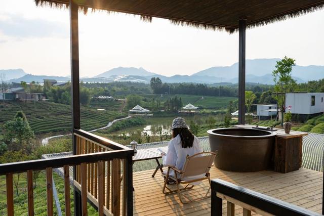 飞跃茶海！崇阳鸡鸣峰“飞拉达＋太空舱民宿”解锁乡村游新玩法