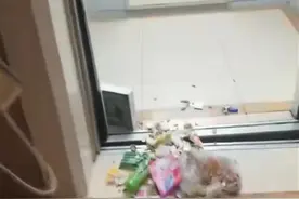 重庆一小区电梯突发故障，居民扒门脱险，物业：宠物牵引绳肇祸图片