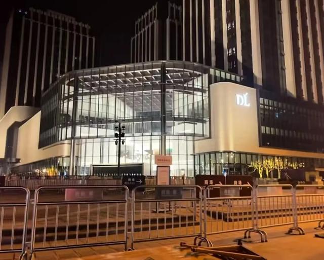 胖东来“三胖”今日试营业！现场排队数百米内部已限流，此前预计客流量达10万人，超市内部先睹为快→