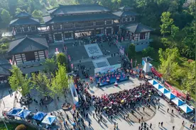 万人登山、“王婆说媒” ……四川彭山举行三月三朝山会民俗活动图片