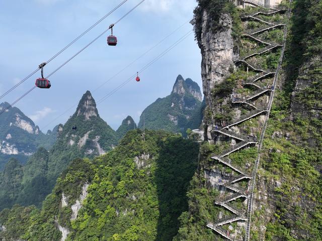 #（体育）2025“冲顶天门”全国登山挑战赛（张家界天门山站）开赛