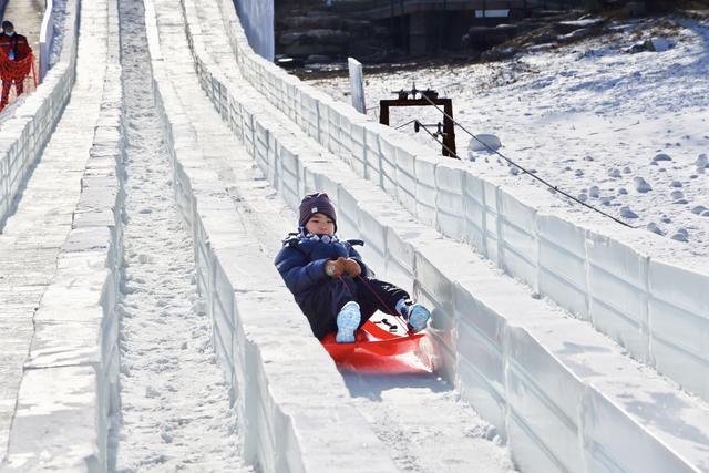 玉渊潭公园冰雪季开幕，百米冰滑梯首次亮相