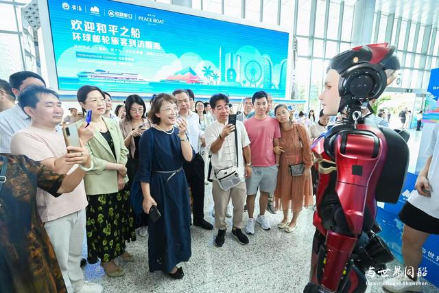 和平之船环球邮轮到访深圳前海，“科技+文旅”玩法震撼国际游客
