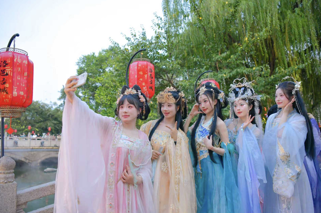 文明中国看河南丨龙门石窟登上“双节”热门景区榜首，新文旅为何“风”起洛阳？