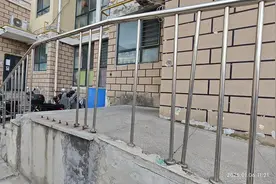 防护栏松动成装饰品，社区居委会：已督促物业公司尽快更换修复图片