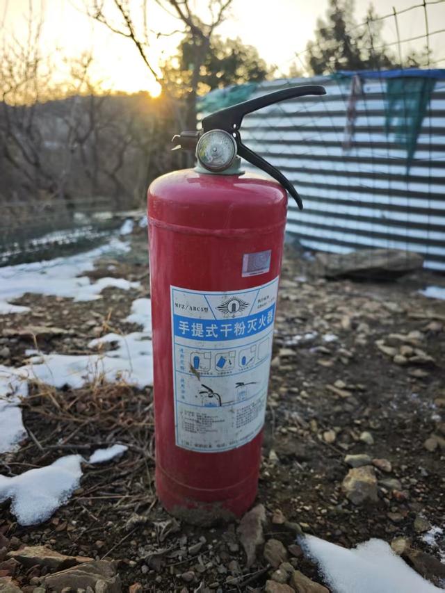 山林里屡屡见烟头，防火岂能是儿戏？