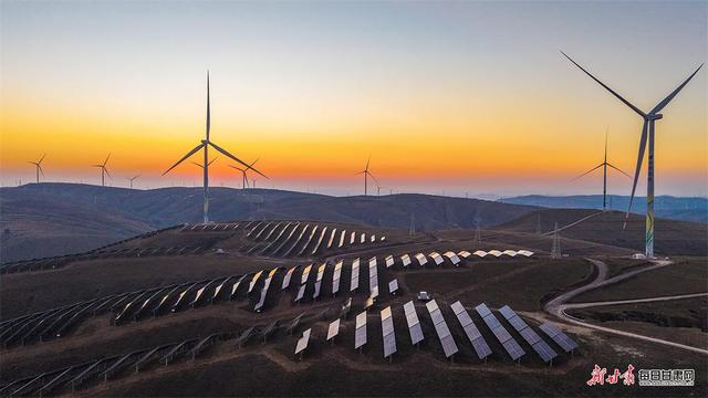 晚霞勾勒环县毛井镇“绿电+美景”生态画卷