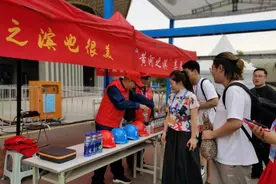 国网甘肃电力志愿者服务队助力2024兰州马拉松图片