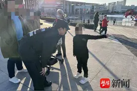 人多走丢了！过年萌娃在前面使劲跑，后面的父母没跟上——图片