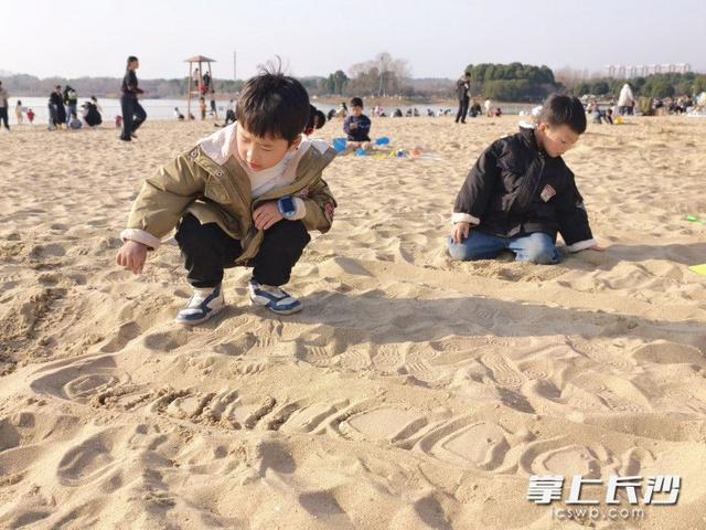 松雅湖这片沙滩，成了孩子们的乐园｜组图