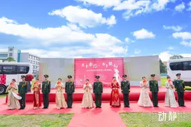 右手敬礼，左手牵你！这场集体婚礼甜度超标图片