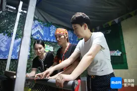 闯出精彩｜英国华裔来到五指山，用时尚概念重新定义黎锦图片