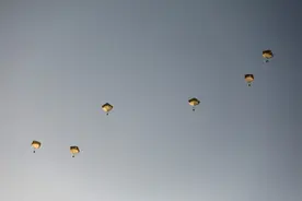 美国首次向加沙空投援助，多方批评：糟糕、作秀和软弱无能的表现图片