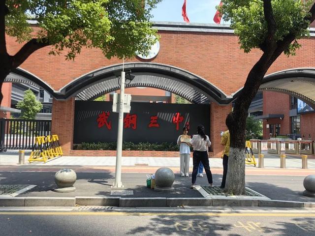 大武汉一日︱地铁口偶遇“季节盲盒”小摊，他把时令过成诗