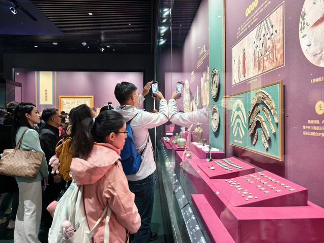 青年网络大V探秘内蒙古博物院 感受北疆文化魅力