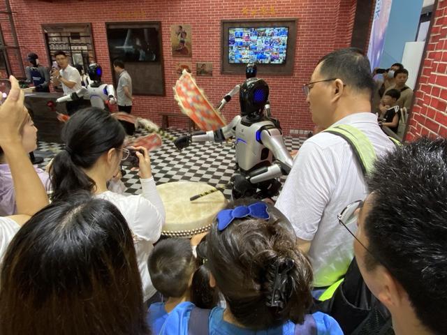 机器人技能哪家强？它们在这里敲鼓、做饭、写书法…...
