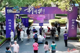 大学校园迎新生图片