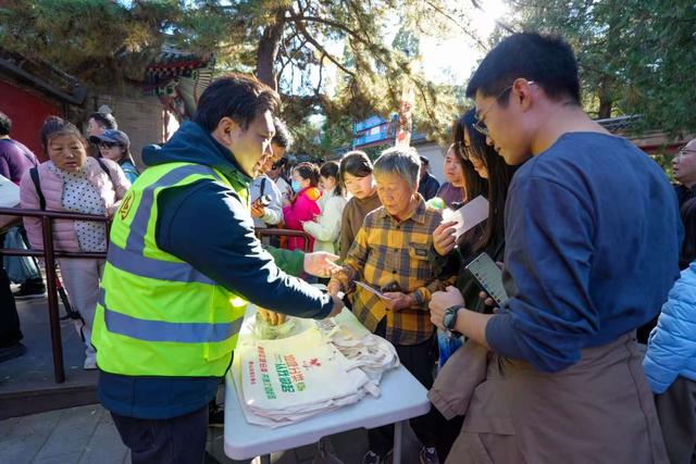 香山有支“园林美容师”队伍，每天背2吨垃圾下山