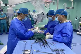 滨州市中医医院：手术显微镜下颈椎前路椎间盘切除减压椎间融合术（ACDF）图片